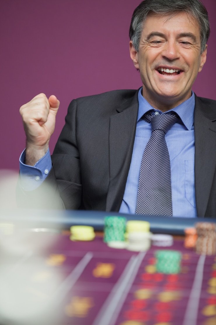 bolahiu link mobile app interface showing live blackjack tables and sports betting menu