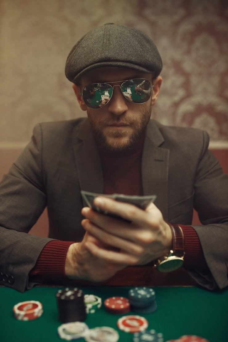 Live dealer studio dealing baccarat cards with payout display on bolahiu link mobile screen